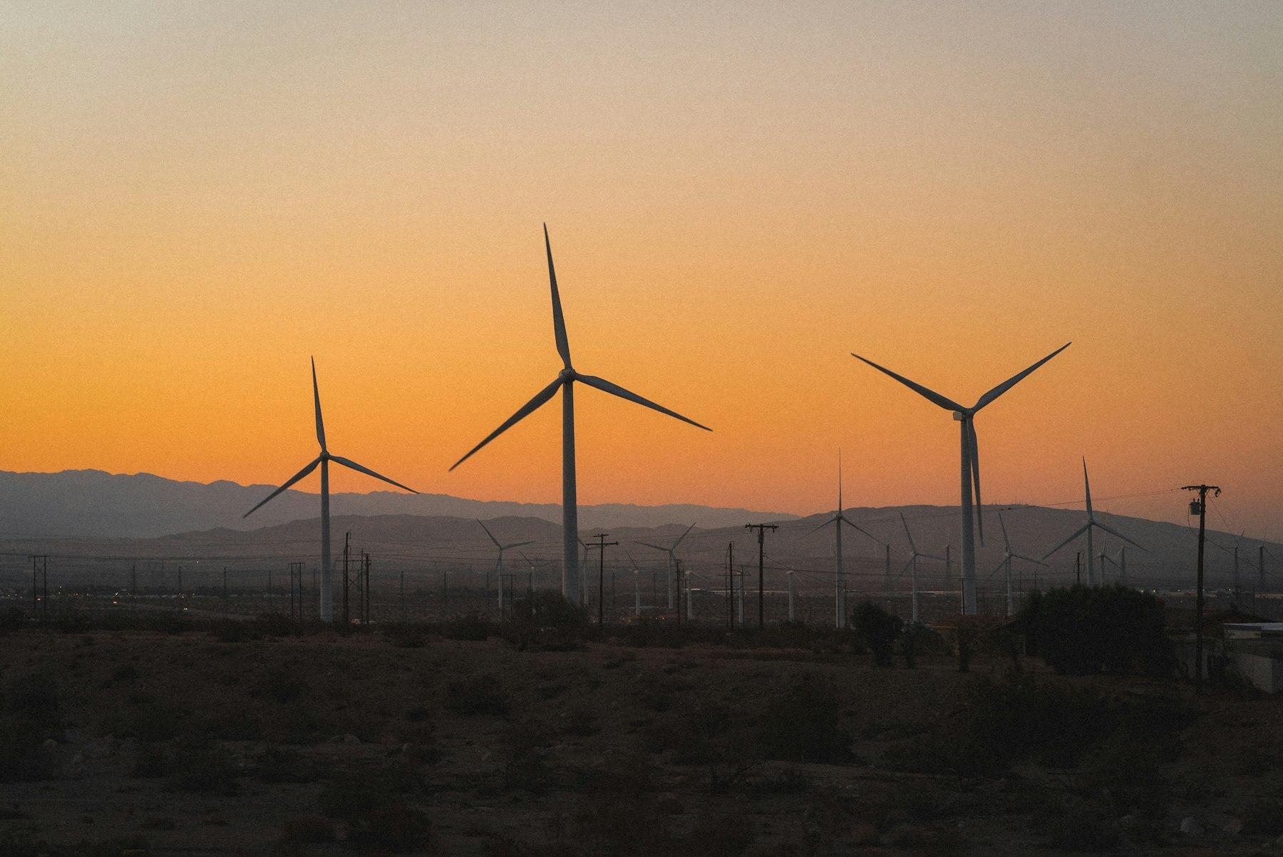 Windturbinen in Landschaft