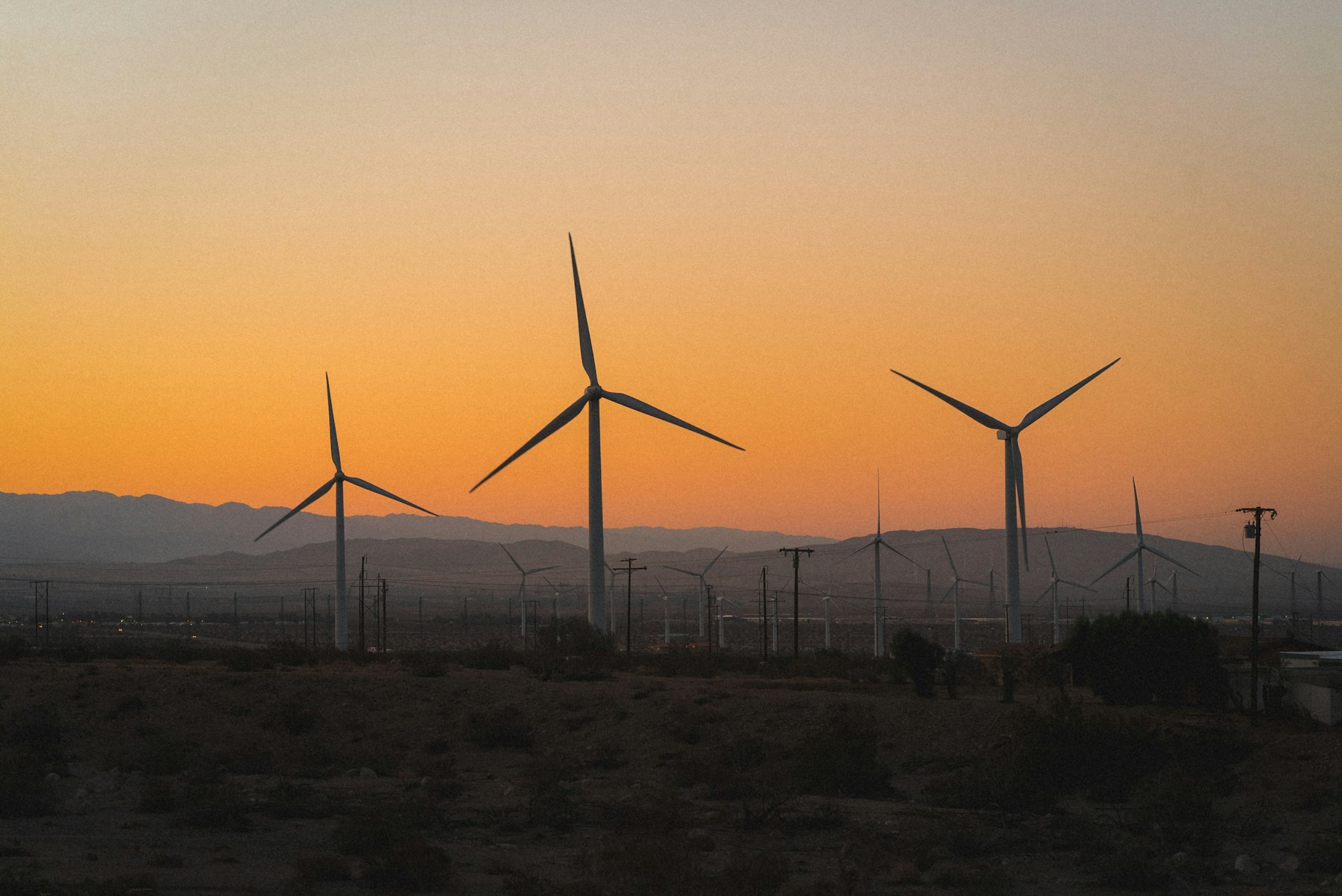 Windturbinen in Landschaft